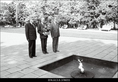 KM Js PKB miiting-pärja panek.  duplicate photo