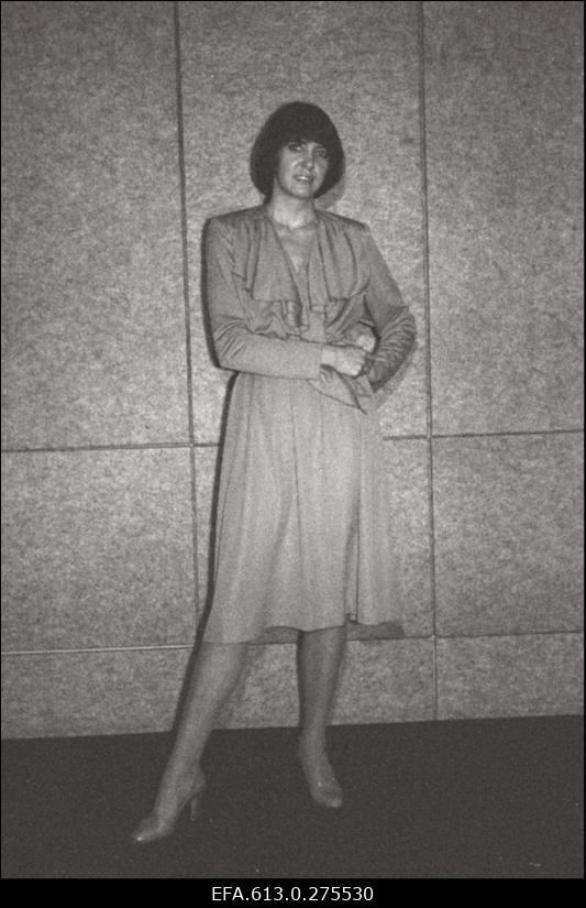 Klementis-peakunstnik, peakonstruktor, rõivamudelid, krookimis- ja tikkimismasinad.