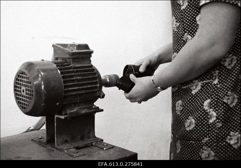 Ekspordibüroo tellimus - "Kommunaari" puittaldadega jalatsid.