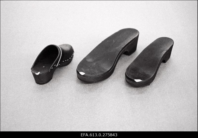 Ekspordibüroo tellimus - "Kommunaari" puittaldadega jalatsid.