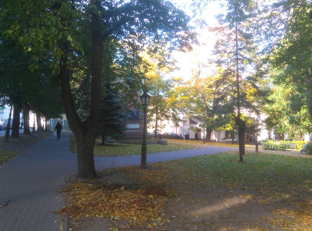 Winter Barclay square and monument from the cross of the University and Vallikraav Street rephoto