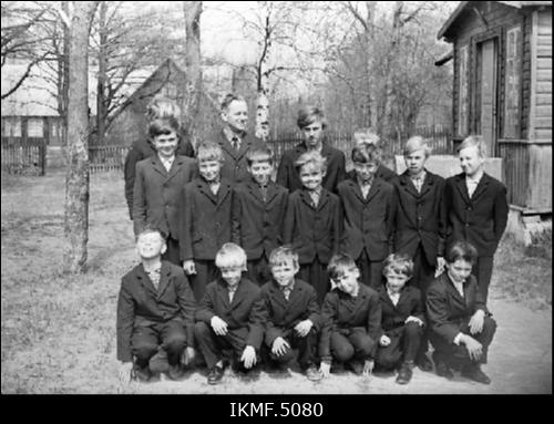 Prangli saar 1970. a maikuus, vaade koolile ja koolilastele