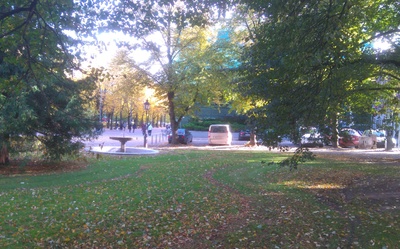 Hotelli "London"  (hiljem Tartu Maakonnavalitsus) Kauba tänava poolne esifassaad. Ülal venekeelne silt : Hotel London, allkorruse akna kohal silt: B. Goor.  Maja ees hobusaan.                                           Vasakul Aleksandri t.,  paremal Promenaadi t.               Tartu, ca 1914. rephoto