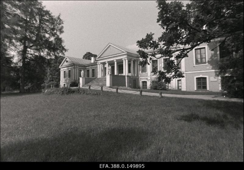 Õisu sovhoostehnikumi peahoone.