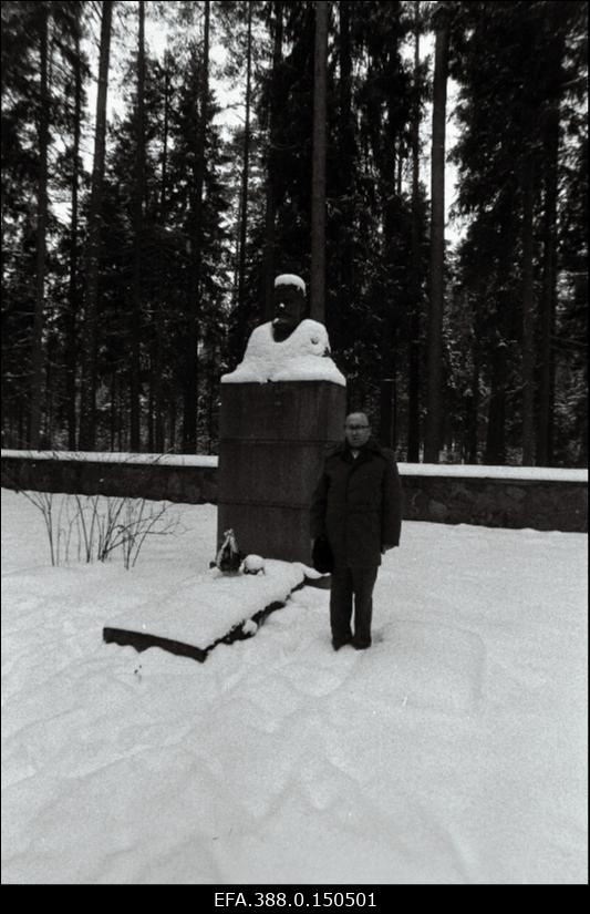 Viljandi rajooni ajalehe Tee Kommunismile peatoimetaja Johannes Tetsmann C.R. Jakobsoni hauamonumendi juures.