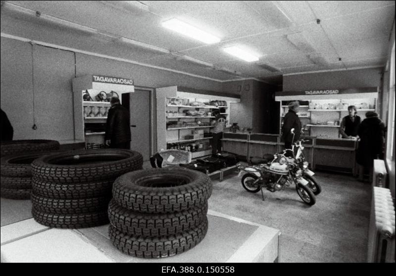 Abja-Paluoja auto-motokaupluse sisevaade.