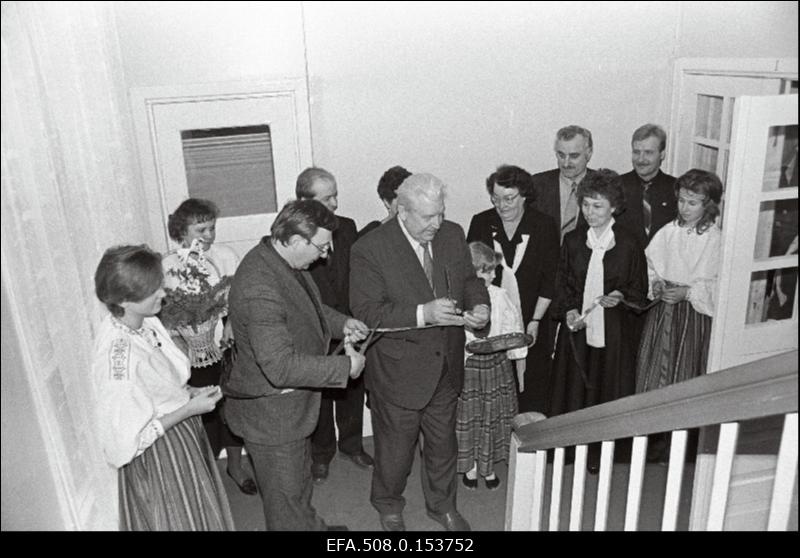 Viljandi Vanadekodu avamisel lõikavad lindi läbi Viljandi maavanem Rein Triisa ja sotsiaalhooldusminister Georg Sarri.