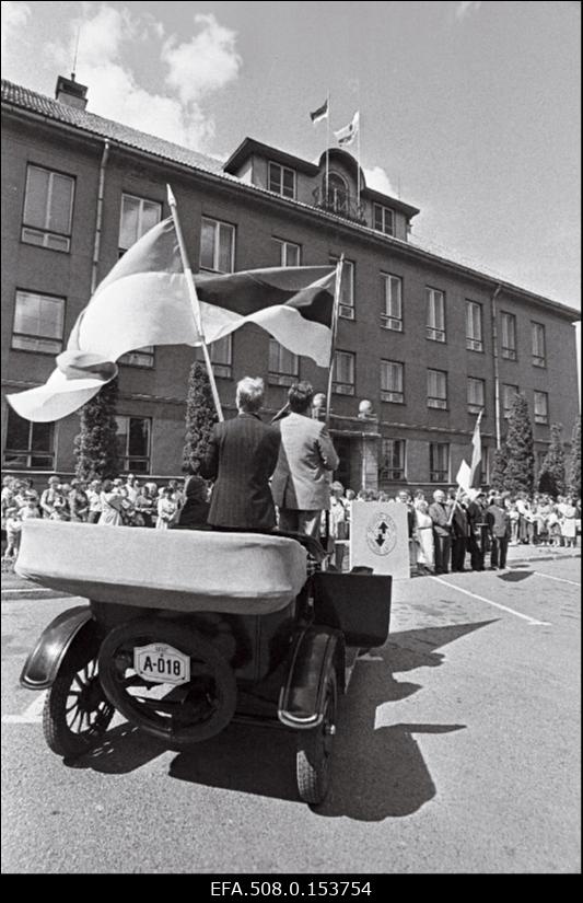 Viljandi maakonna lipu heiskamine maavalitsuse hoonele ülemaailmsel viljandimaalaste kokkutulekul “Ütsainus Mulgimaa”.