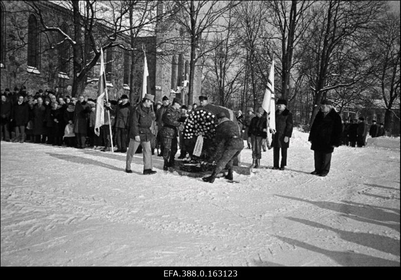 Pärgade panemine Vabadussõjas langenud kapten A. Irve mälestuskivile Kirikumäel Eesti Vabariigi 75. aastapäeval.