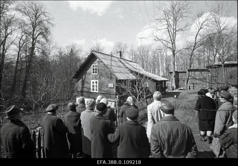 Mälestustahvli avamine sotsialistliku töö kangelase Otto Väinsalu majal Uusnas.
