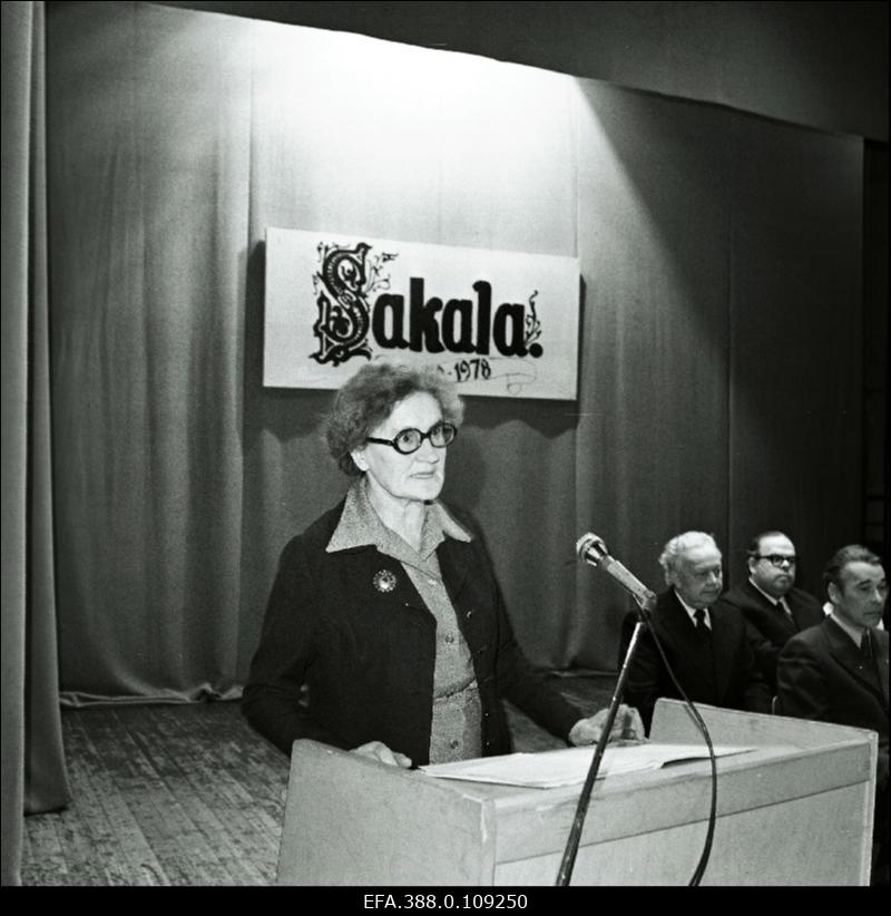 Ajaloodoktor Ea Jansen esineb ajalehe "Sakala" 100. aastapäevale pühendatud konverentsil Viljandis.