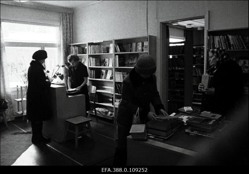 Suure-Jaani raamatukogu laenutusruum.