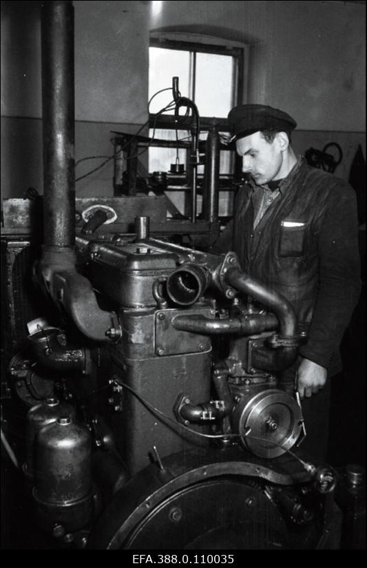 Viljandi MTJ (Masina-, Traktorijaama) töötaja Aleksander Otsman (Elmina Otsmani abikaasa) töökojas.