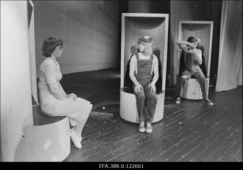 Stseen B.Kaburi näidendist "Rops" Viljandi Draamateatris "Ugala".