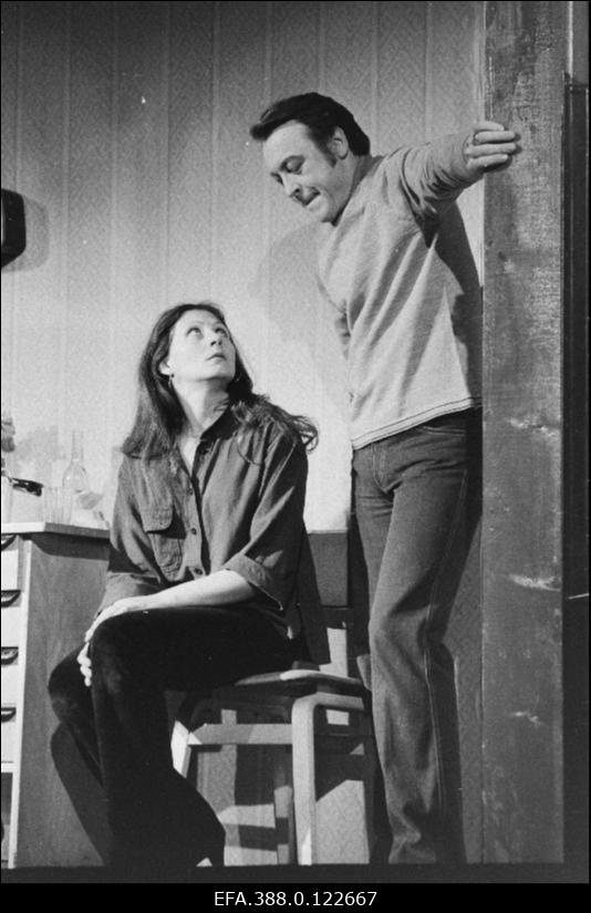 Stseen V.Maljagini näidendist "UFO-d" Viljandi Draamateatris "Ugala". Osades Leila Säälik ja Rein Malmsten.