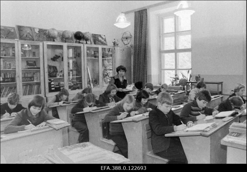 Raudna 8-kl. Kooli õpetaja Eva Maaten bioloogiatunnis.