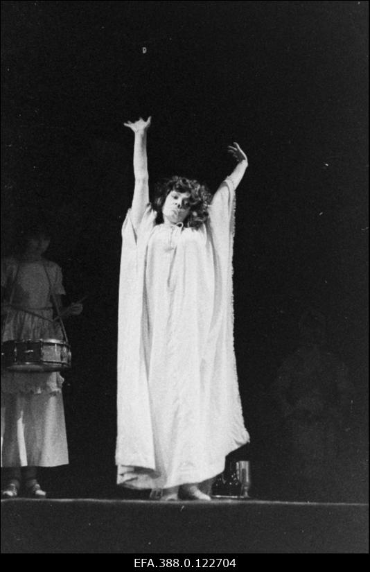 Stseen T.Rattigani näidendist "Pärand oma rahvale" (Lady Hamilton) Viljandi Draamateatris "Ugala". Emma Hamilton - Eesti NSV teeneline kunstnik Eili Sild.