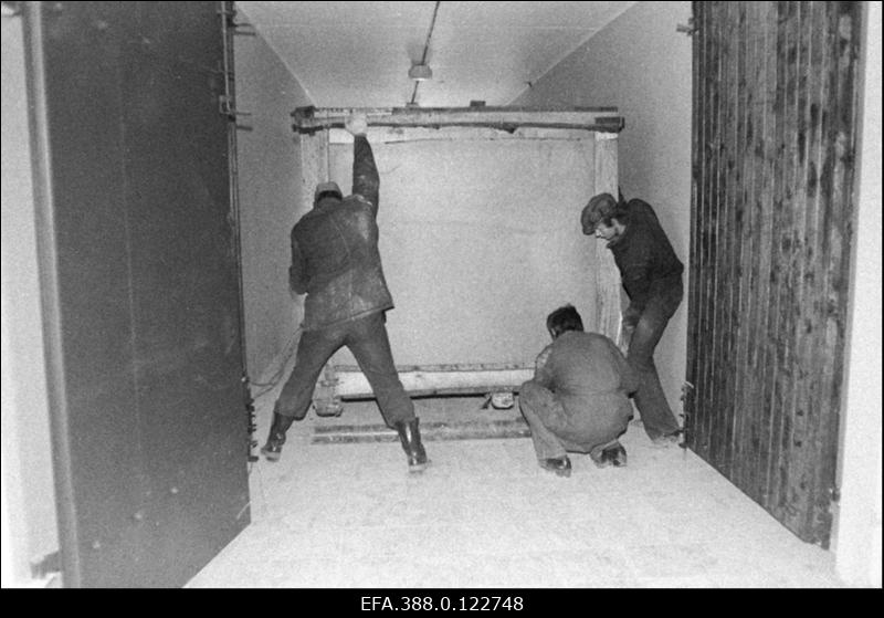 Seadmete kolimine Viljandi trükikoja "Kiir" uues hoones.