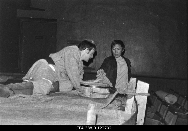 Eesti NSV teeneline kunstnik Rein Malmsten ja Kirgiisi NSV Oši Riikliku Draamateatri lavastaja Iskender Rõskulov T.Aitmatovi näidendi "Kirju koer, kes jookseb mere kaldal" proovil Viljandi Draamateatris "Ugala"