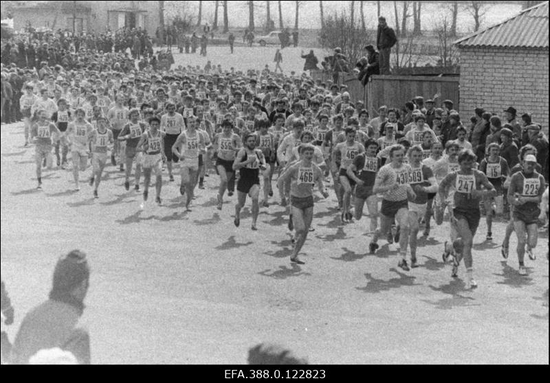 52. suurjooksust ümber Viljandi järve osavõtjad rajal.
