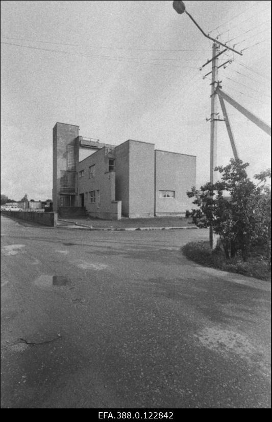 Karksi kolhoosi keskusehoone välisvaade.