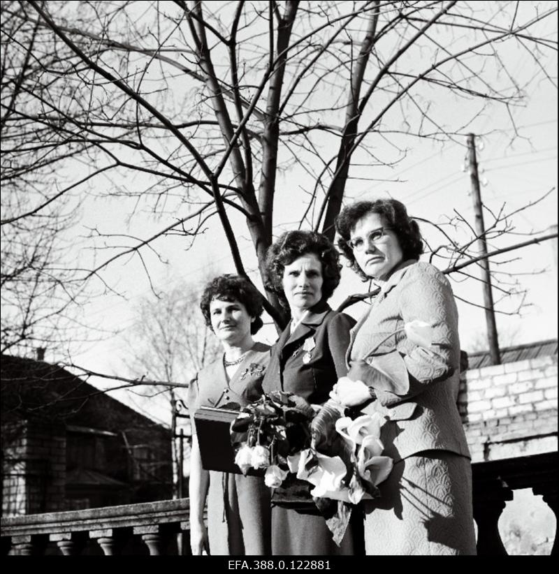 Sotsialistliku töö kangelased (vasakult) Heldi Koppel Karksi kolhoosist, Leida  Peips Viljandi Näidissovhoosist ja Elmina Otsman Tarvastu kolhoosist.