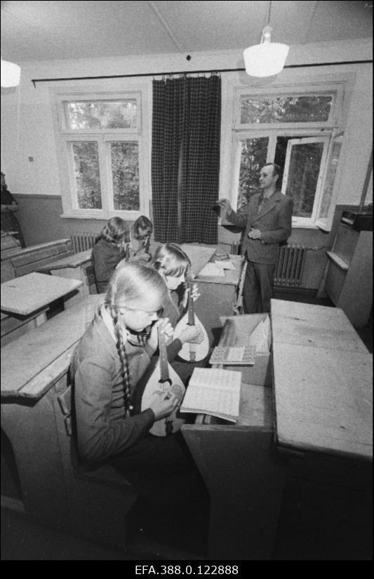 Sürgavere 8-kl. Kooli õpetaja Endel Leinsoo juhendab orkestriproovi.