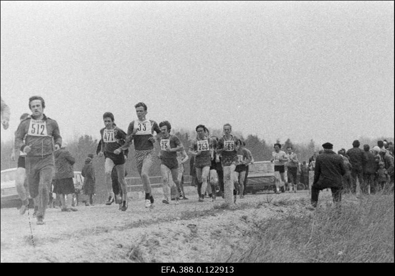 53. suurjooksust ümber Viljandi järve osavõtjad rajal.