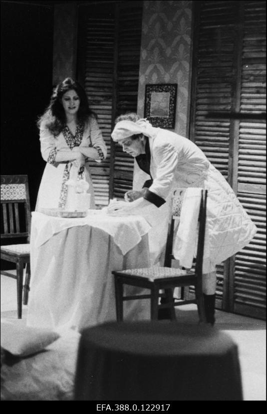 Stseen E.Wolffi näidendist "Paberlilled" Viljandi Draamateatris "Ugala". Osades Eesti NSV teeneline kunstnik Leila Säälik ja Riho Räni.