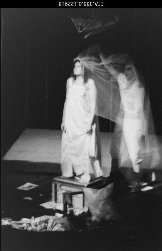 Stseen E.Wolffi näidendist "Paberlilled" Viljandi Draamateatris "Ugala". Eva - Eesti NSV teeneline kunstnik Leila Säälik.