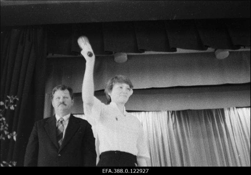 Viimase koolikella aktusel C.R. Jakobsoni nim. Viljandi 1. Keskkoolis kõneleb Eesti NSV teeneline õpetaja, kooli direktor Evald Laprik