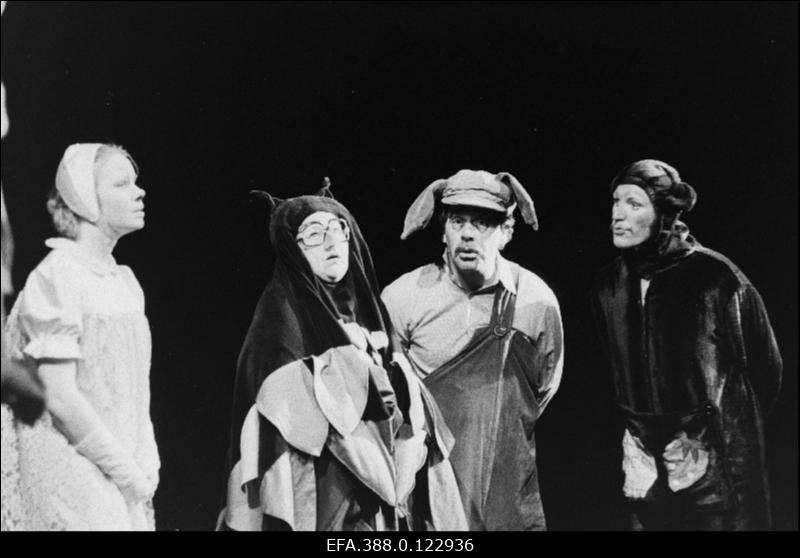 Stseen A.Milne'i lasteetendusest "Puhh ja Pusad" Viljandi Draamateatris "Ugala". Paremalt 1. Andres Tabun, 2. Peeter Jürgens.