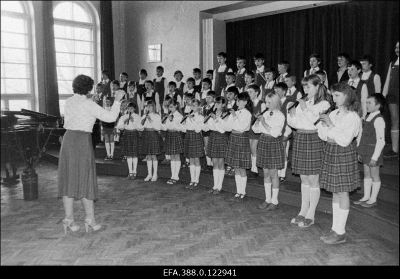 Viljandi 5. Keskkooli poistekoor laulab plokkflöödi ansambli saatel Viljandi 4. Keskkooli aulas.