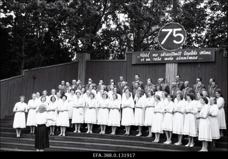 Segakoor "Ilmatar" oma 75. aastapäeva tähistamisel esineb Suure-Jaani lauluväljakul.