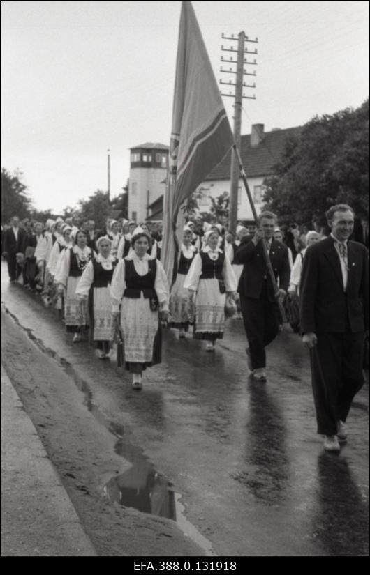 Segakoor "Ilmatar" oma 75. aastapäeva tähistamise rongkäigus Suure-Jaanis.
