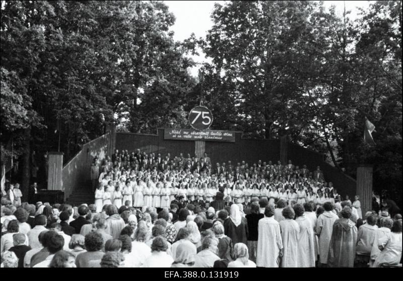 Segakoor "Ilmatar" oma 75. aastapäeva tähistamisel esineb Suure-Jaani lauluväljakul.