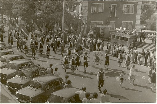 foto, Paide rajooni laulu- ja tantsupeo rongkäik 1984.a.