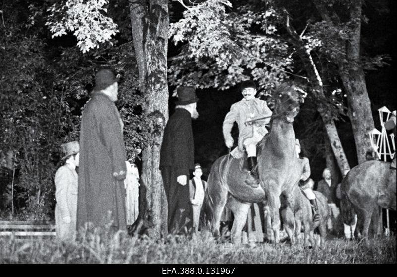 Stseen vabaõhuetendusest "Kui Anija mehed Tallinnas käisid" Viljandi lauluväljakul.