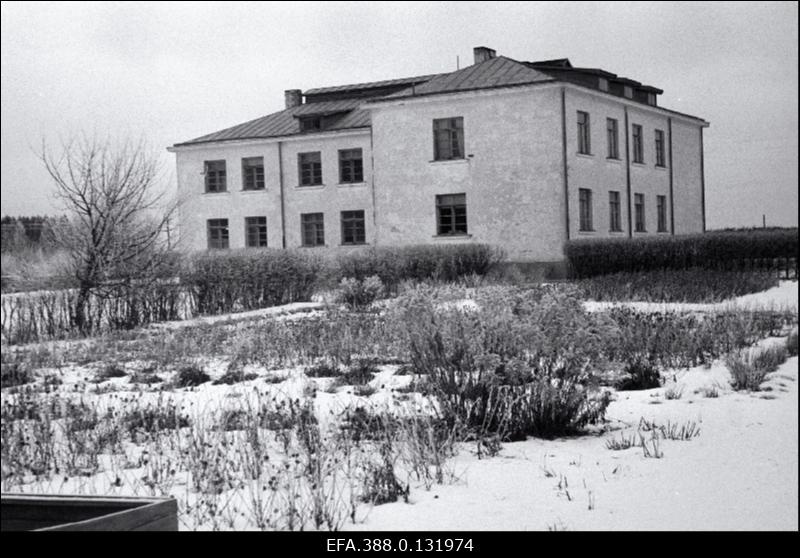 Vaade Uusna 7- klassilise kooli hoonele.