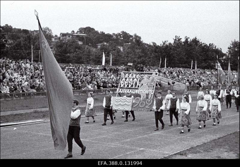 Lääne-Eesti rahvakunstiõhtust osavõtjate rongkäik Viljandis.
