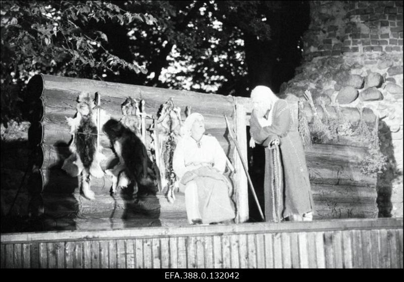 Stseen A. Kalda näidendist "Mare ja ta poeg" Viljandi Draamateatris "Ugala" vabaõhulavastusest Viljandi lossimägedes. Osades Anne Margiste ja Peeter Jürgens.