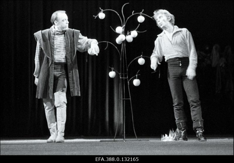 Stseen W. Shakespeare'i näidendist "Hamlet" Viljandi Draamateatris "Ugala". Osades Rein Malmsten ja Andres Lepik.