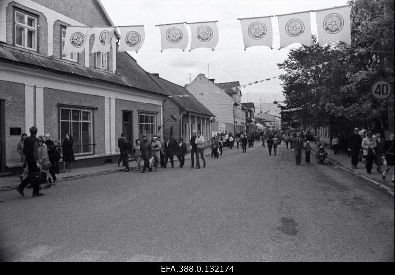 Viljandi linna 700. aastapäeva tähistamisel esinevad Viljandi Kultuuriharidustöö Kooli õpilased.