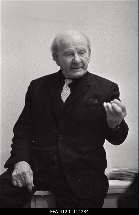 Maalikunstnik August Pulst.