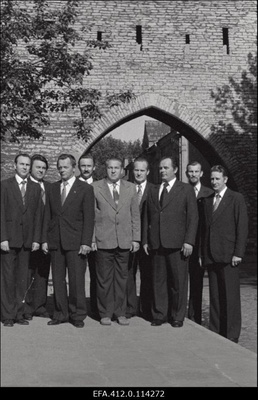 J. Kreuksi nimelise Noorsoo Kultuuripalee meesansambel "Vanad Sõbrad": Valdur Kallas, Lembit Leiund, Ilmar Nuka, Paul Palk, kunstiline juht Hans Hindpere, Rudolf Kallaste, Väinu Vaab, Kaarel Papagoi, Rudolf Kallaste.  similar photo