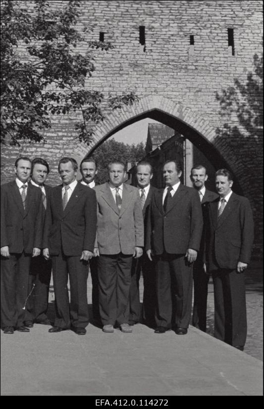 J. Kreuksi nimelise Noorsoo Kultuuripalee meesansambel "Vanad Sõbrad": Valdur Kallas, Lembit Leiund, Ilmar Nuka, Paul Palk, kunstiline juht Hans Hindpere, Rudolf Kallaste, Väinu Vaab, Kaarel Papagoi, Rudolf Kallaste.