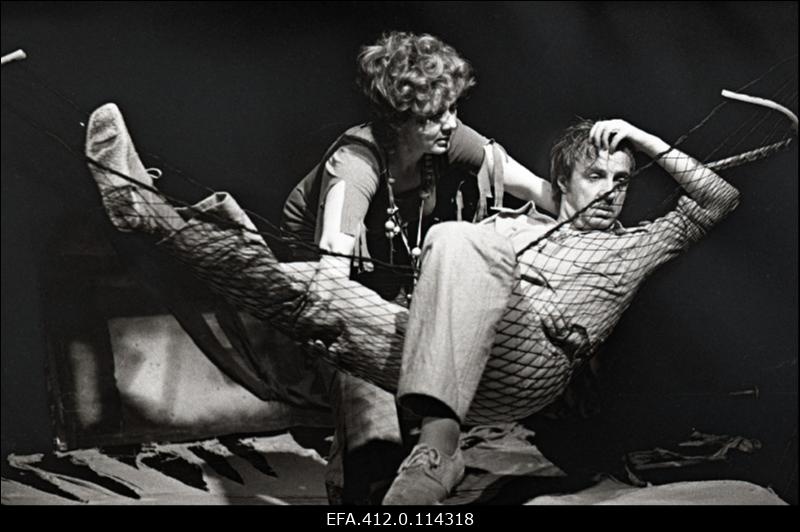 Stseen T. Williamsi näidendist "Iguaani öö" L. Koidula nimelises Pärnu Draamateatris. Osades: Maxine Faulk- Linda Rummo ja Lawrence Shannon- Aarne Üksküla.