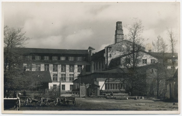 Foto. Hiiu-Kärdla kalevivabrik, tagakülg. Esiplaanil hobuvankrid