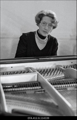 Eesti NSV teenelise kunstnik, pianist Vaike Vahi.  similar photo