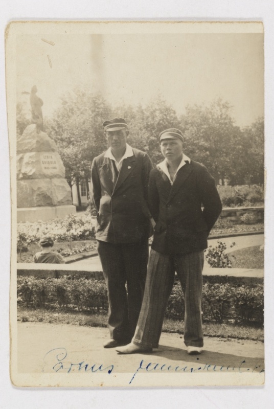 Kaks meest Pärnu Koidula pargis, 1933